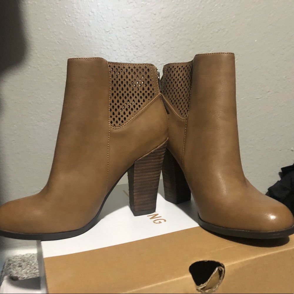 Call it Spring size 7.5 boots